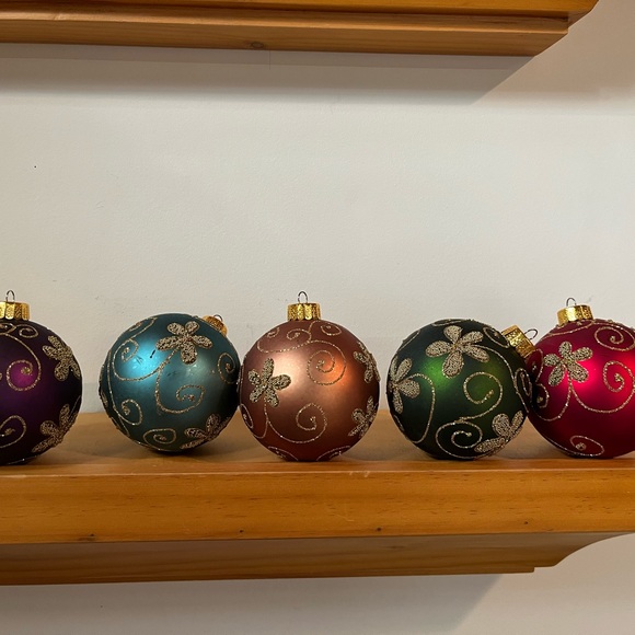 5 Beautiful Colorful Christmas 3” Floral Ornaments Swirled with Gold Glitter - Picture 6 of 7